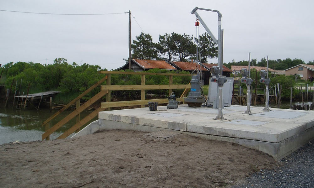 Construction d’un bassin en béton avec système de pompage pour claires d’ostréiculteurs.